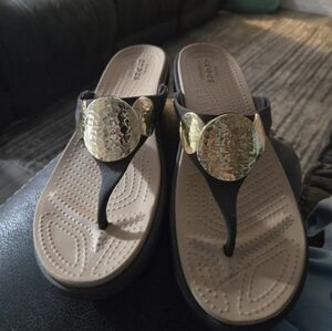 Crocs Sanrah Women 10 Brown Hammered Circle Wedge Brown Gold